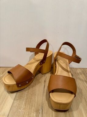 Faux Wood Platform Sandals
